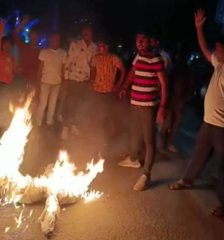 राहुल की सदस्यता रद्द करने पर एनएसयूआई ने प्रधानमंत्री का पुतला फूंका