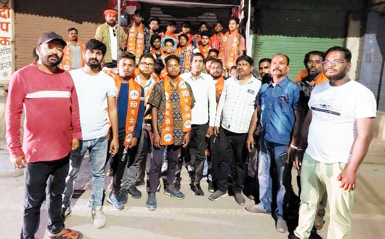 युवाओं ने ली शिवसेना की सदस्यता