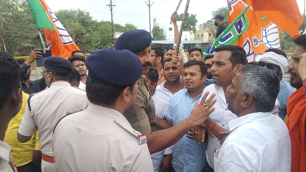 राहुल की सांसदी छीनने से भडक़े कांग्रेस ने पीएम का तो भाजपा ने फूंका सीएम का पुतला राहुल की सांसदी छीनने से भडक़े कांग्रेस ने पीएम का तो भाजपा ने फूंका सीएम का पुतला