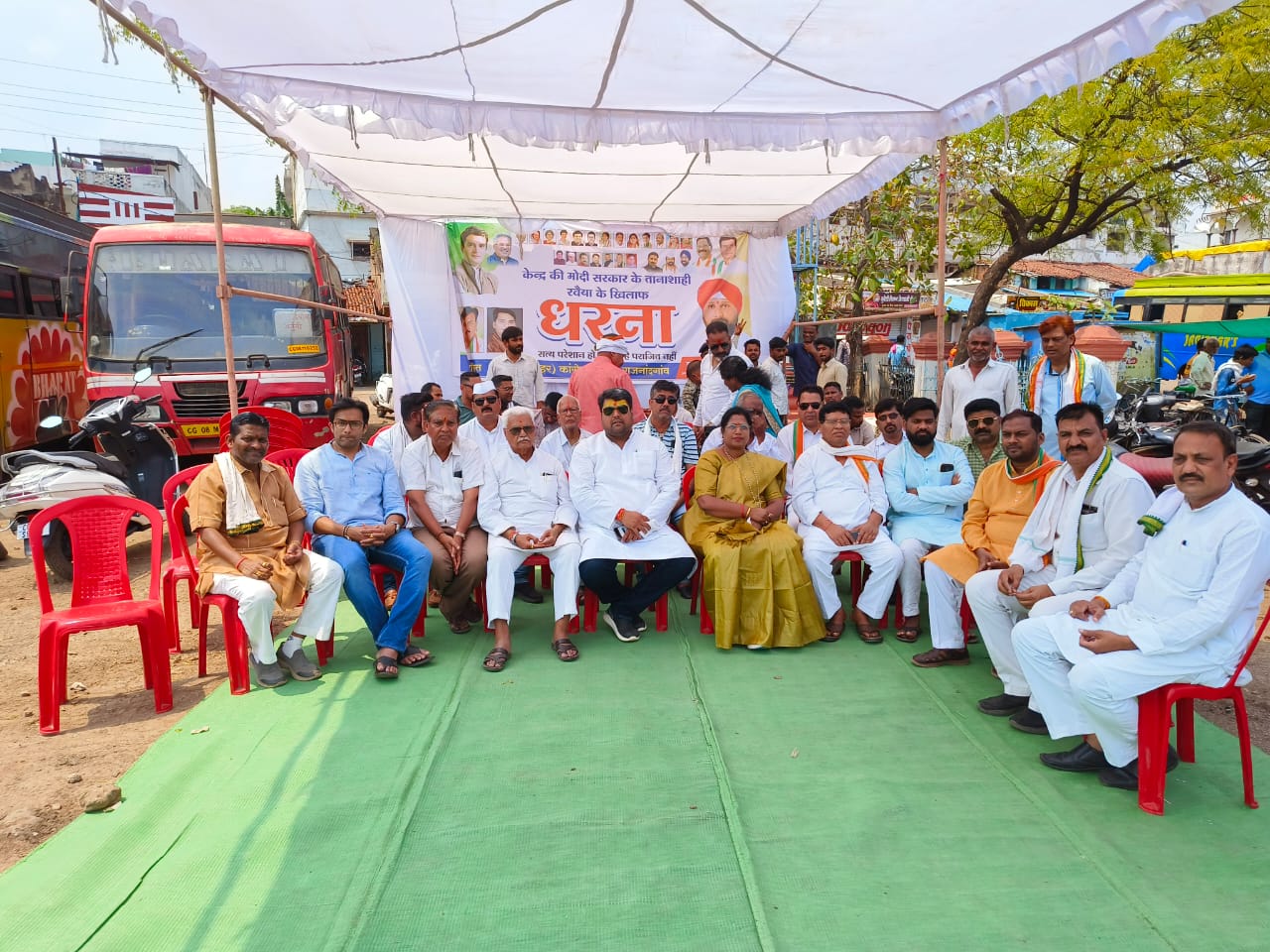 कांग्रेस ने सत्याग्रह में मोदी को सद्बुद्धि देने गाया रघुपति राघव राजाराम कांग्रेस ने सत्याग्रह में मोदी को सद्बुद्धि देने गाया रघुपति राघव राजाराम