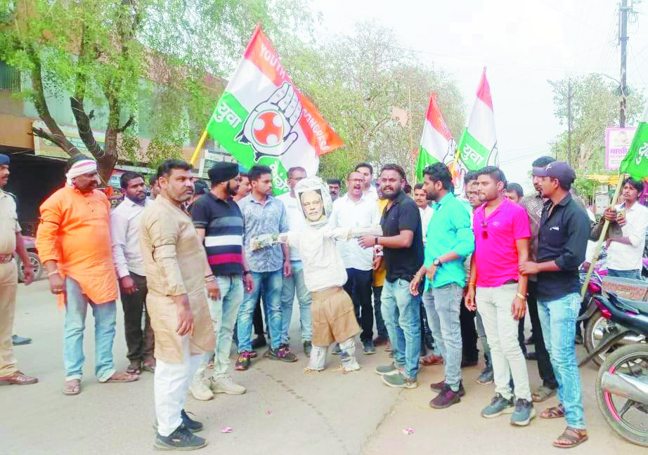 भाजपा कार्यालय के सामने युकां ने फूंका पुतला कांग्रेसियों ने बापू के समक्ष किया सत्याग्रह भाजपा कार्यालय के सामने युकां ने फूंका पुतला कांग्रेसियों ने बापू के समक्ष किया सत्याग्रह