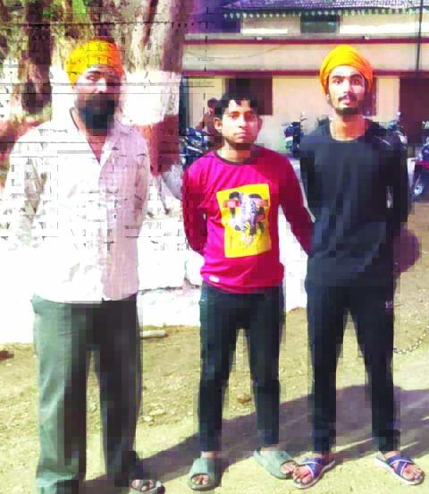 सूने घर से चोरी करने वाले पिता -पुत्र साथी समेत गिरफ्तार सूने घर से चोरी करने वाले पिता -पुत्र साथी समेत गिरफ्तार