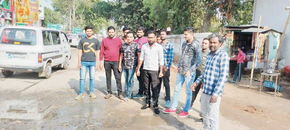 राहुल गांधी की सदस्यता समाप्त करने के फैसले के विरोध में पीएम का पुतला फूंका