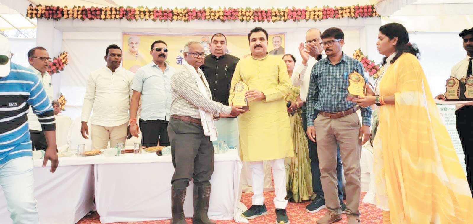 किसान के बेटे के मुख्यमंत्री बनने से हो रहा है कृषक वर्ग का चहुंमुखी विकास- द्वारिकाधीश किसान के बेटे के मुख्यमंत्री बनने से हो रहा है कृषक वर्ग का चहुंमुखी विकास- द्वारिकाधीश