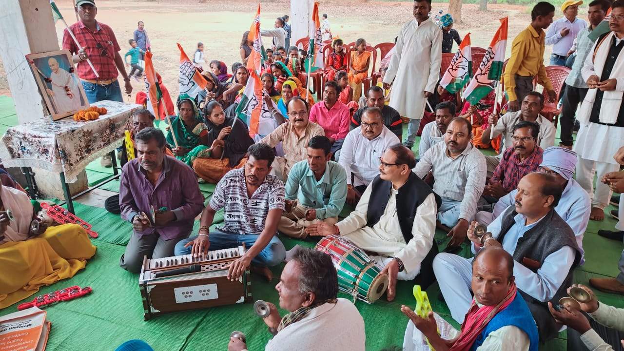 मंत्री प्रेम साय सहित कांग्रेसियों ने  गांधी प्रतिमा के समक्ष भजन कीर्तन  एवं धरना-प्रदर्शन किया