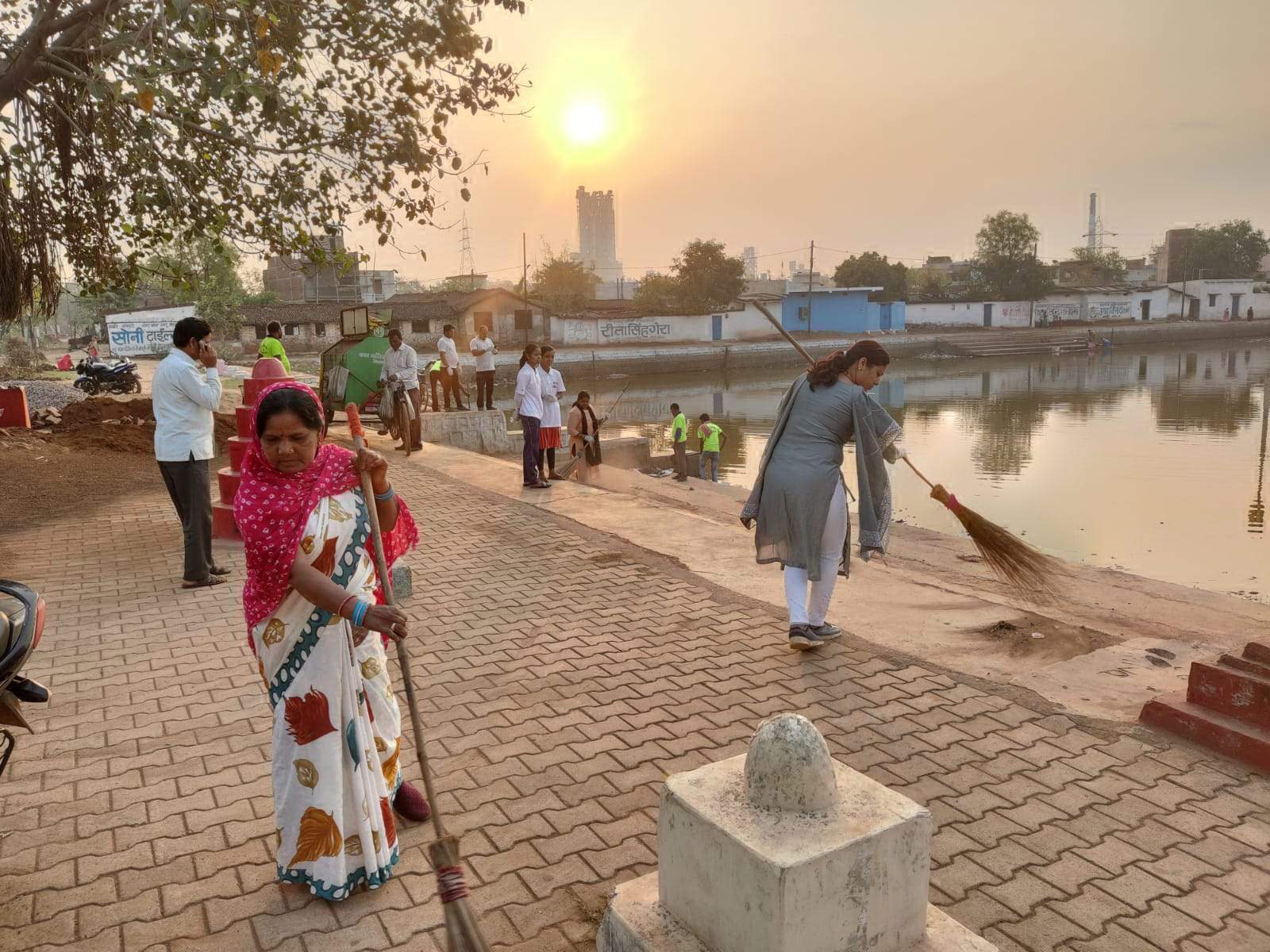 स्वच्छता के प्रति जागरूक करते हुए समाप्त कर रहे जीवीपी पांइट, सार्वजनिक स्थल पर गंदगी फैलाने पर लिया जा रहा है अर्थदण्ड स्वच्छता के प्रति जागरूक करते हुए समाप्त कर रहे जीवीपी पांइट, सार्वजनिक स्थल पर गंदगी फैलाने पर लिया जा रहा है अर्थदण्ड