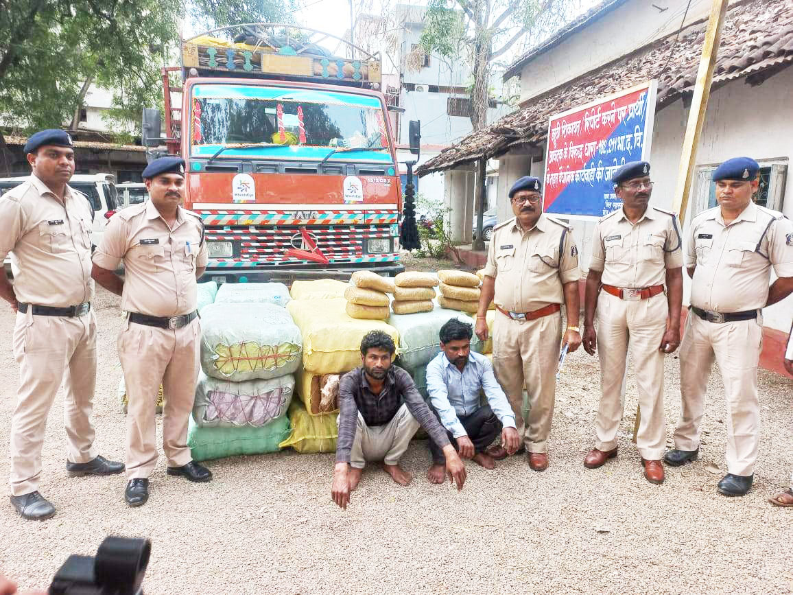 ट्रक में तरबूज के बीच गांजा छुपा कर ले जा रहे तस्कर को पुलिस ने घेराबंदी कर पकड़ा ट्रक में तरबूज के बीच गांजा छुपा कर ले जा रहे तस्कर को पुलिस ने घेराबंदी कर पकड़ा