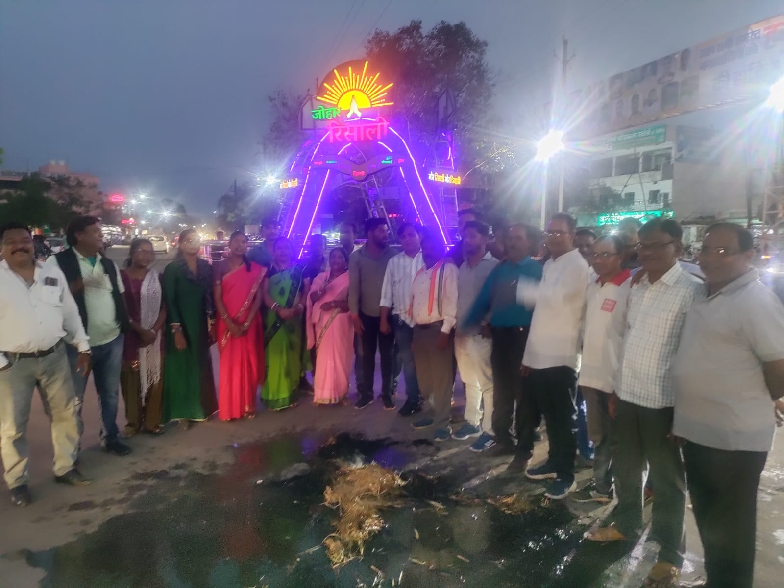 कांग्रेसियों ने पीएम का पुतला फूंका कांग्रेसियों ने पीएम का पुतला फूंका