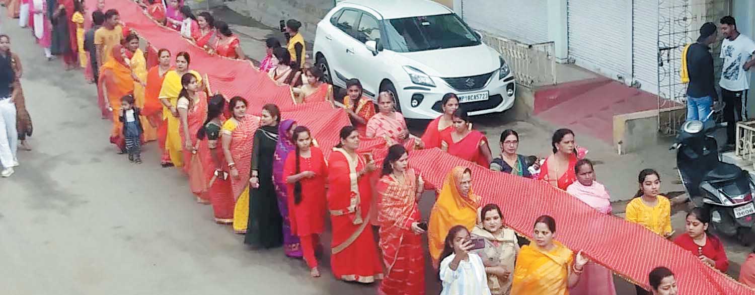 नवरात्र पर निकाली भव्य चुनरी यात्रा, गूंजे देवी माँ के जयकारे