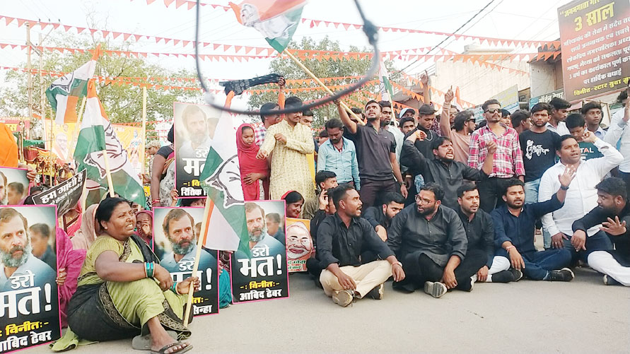 राहुल की संसदीय सदस्यता निरस्त होने से आक्रोशित कांग्रेस कार्यकर्ताओं का प्रदर्शन राहुल की संसदीय सदस्यता निरस्त होने से आक्रोशित कांग्रेस कार्यकर्ताओं का प्रदर्शन