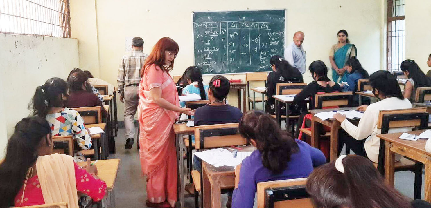 हेमचंद यादव विवि दुर्ग में पहले सप्ताह आयोजित उत्तरपुस्तिकाओं का मूल्यांकन 50 फीसदी पूर्ण हेमचंद यादव विवि दुर्ग में पहले सप्ताह आयोजित उत्तरपुस्तिकाओं का मूल्यांकन 50 फीसदी पूर्ण