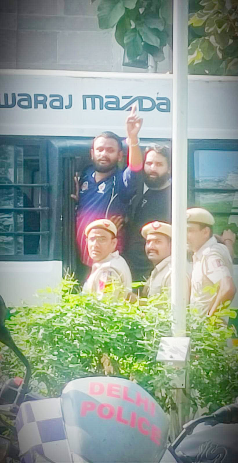 संसद घेरने दिल्ली पहुंचे कुरूद के युकांई गिरफ्तार संसद घेरने दिल्ली पहुंचे कुरूद के युकांई गिरफ्तार