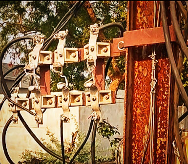 ट्रांसफार्मर के खुले तारों से दुर्घटना की आशंका