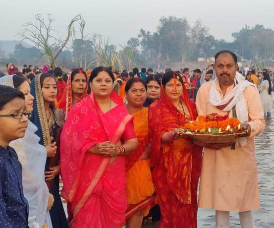 उगते सूर्य को दिया अघ्र्य, परिवार की सुख-समृद्धि की कामना