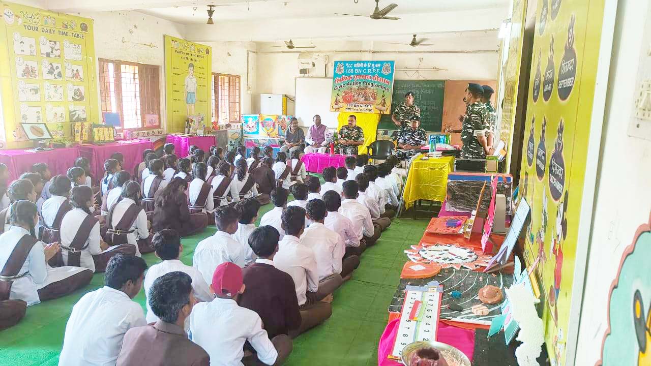 सशिमं में सिविक एक्शन प्रोग्राम, छात्र-छात्राओं को बांटे खेल सामान सशिमं में सिविक एक्शन प्रोग्राम, छात्र-छात्राओं को बांटे खेल सामान