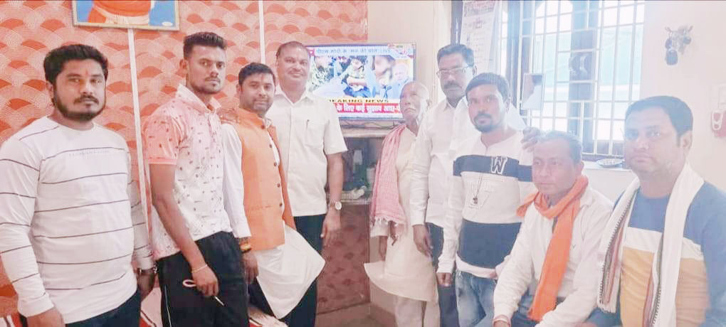 पूर्व सांसद ने स्टेशनपारा बूथ में सुनी मन की बात