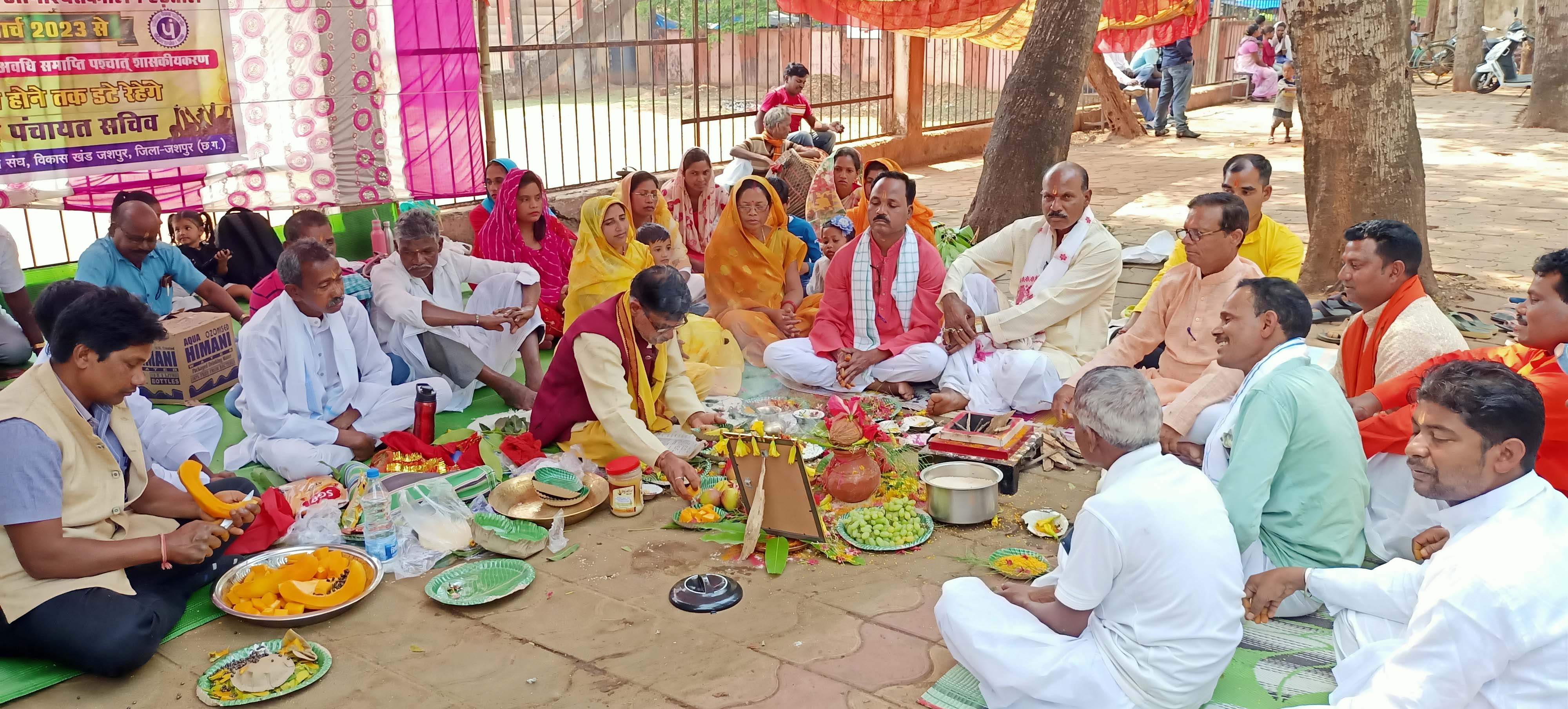 हड़ताल: दुर्गाष्टमी पर सरकार की सदबुद्धि के लिए पंचायत सचिवों ने की पूजा-अर्चना व हवन