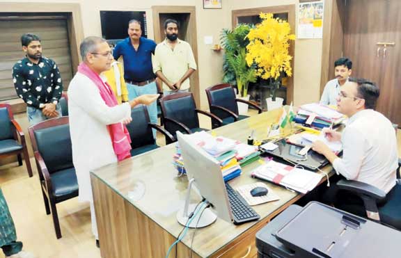 ऑटो वाले लूट रहे-अमर के बयान से नाराज पदाधिकारी विधायक से मिले, माफी की मांग