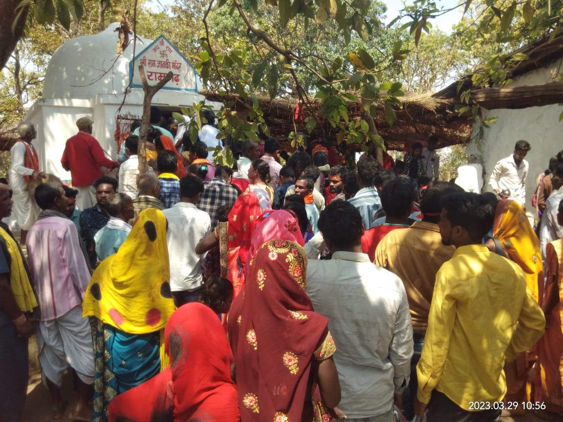 महाअष्टमी पर रामगढ़ में हजारों श्रद्धालुओं की उमड़ी भीड़ महाअष्टमी पर रामगढ़ में हजारों श्रद्धालुओं की उमड़ी भीड़