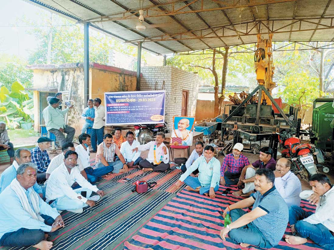 पांच माह से वेतन नहीं, नपं के कर्मी बेमुद्दत हड़ताल पर