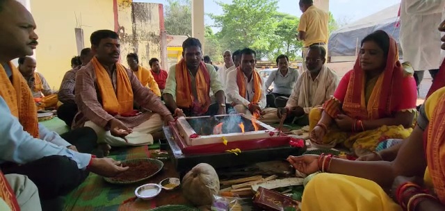 हड़ताली पंचायत सचिवों ने किया सद्बुद्धि यज्ञ हड़ताली पंचायत सचिवों ने किया सद्बुद्धि यज्ञ