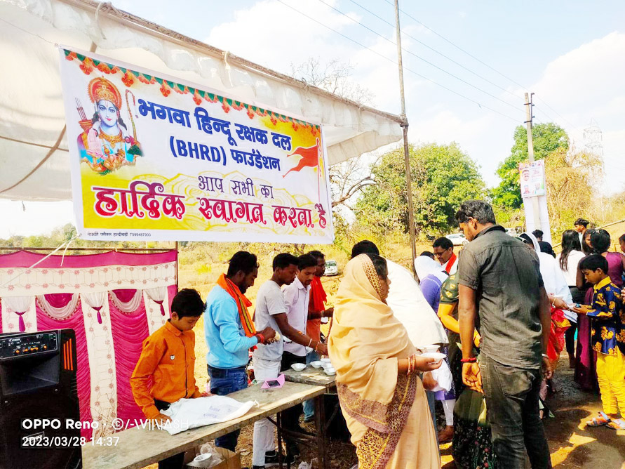 महामाया मंदिर में प्रसाद वितरण