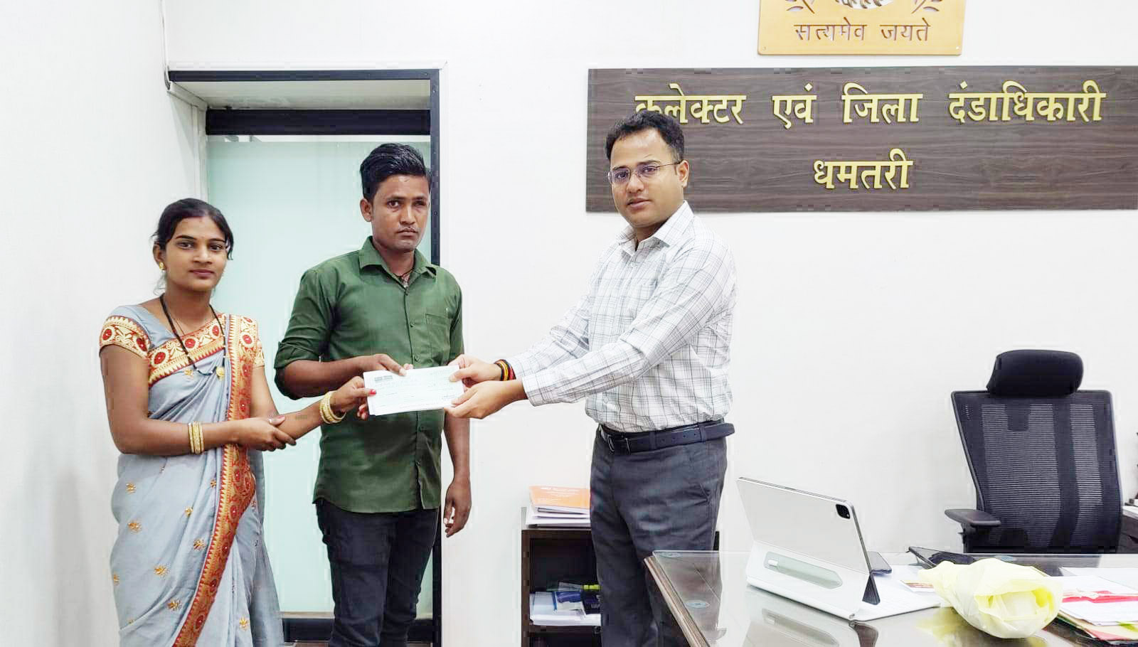 दिव्यांग दम्पत्ति को कलेक्टर ने दिया 50 हजार का चेक