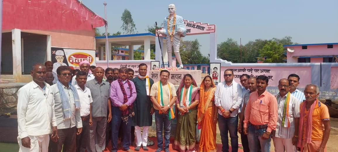 जब-जब गांधी चला है तो पूरा देश उसके पीछे चल पड़ा है- छन्नी जब-जब गांधी चला है तो पूरा देश उसके पीछे चल पड़ा है- छन्नी