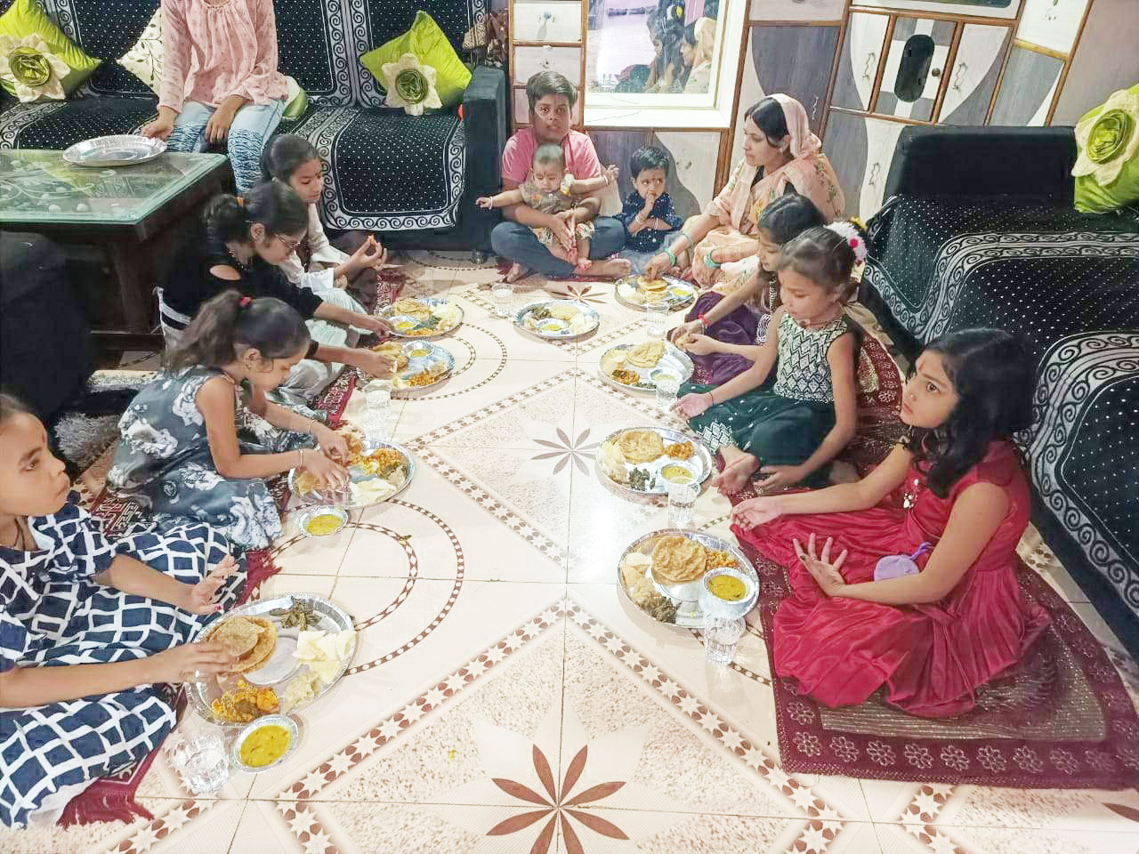 अष्टमी हवन पूजन के साथ नौ कन्याओं को भोज कराया अष्टमी हवन पूजन के साथ नौ कन्याओं को भोज कराया
