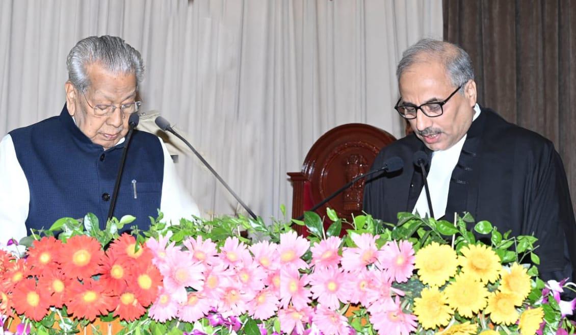 राज्यपाल हरिचंदन ने न्यायाधिपति सिन्हा को सीजे की दिलाई शपथ राज्यपाल हरिचंदन ने न्यायाधिपति सिन्हा को सीजे की दिलाई शपथ