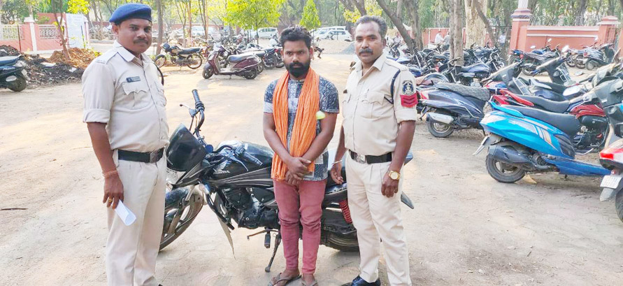 बाइक का नंबर प्लेट बदलकर बेचने की फिराक में था आरोपी, गिरफ्तार