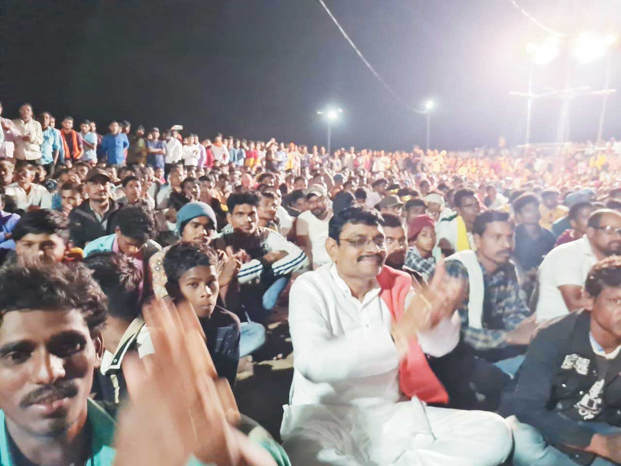सुनील माहेश्वरी ने लोगों संग बैठ देखा कार्यक्रम सुनील माहेश्वरी ने लोगों संग बैठ देखा कार्यक्रम