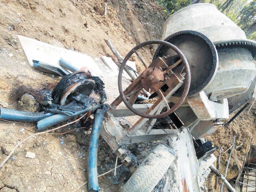 नक्सलियों ने पुल निर्माण में लगे मिक्सर मशीन और पानी पंप जलाए