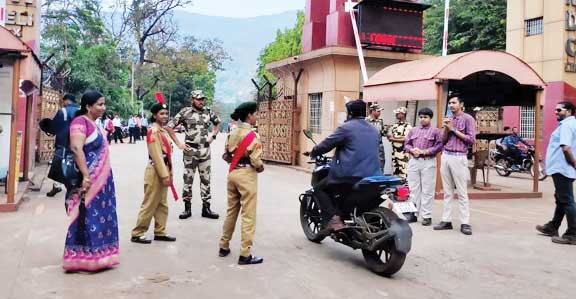 हेलमेट पहनने किया जागरूक, एनएमडीसी प्रशिक्षण व सुरक्षा संस्था की पहल हेलमेट पहनने किया जागरूक, एनएमडीसी प्रशिक्षण व सुरक्षा संस्था की पहल