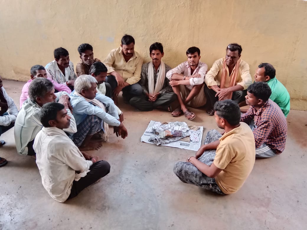 जुआ खेलते डेढ़ दर्जन जुआरी पकड़ाए जुआ खेलते डेढ़ दर्जन जुआरी पकड़ाए