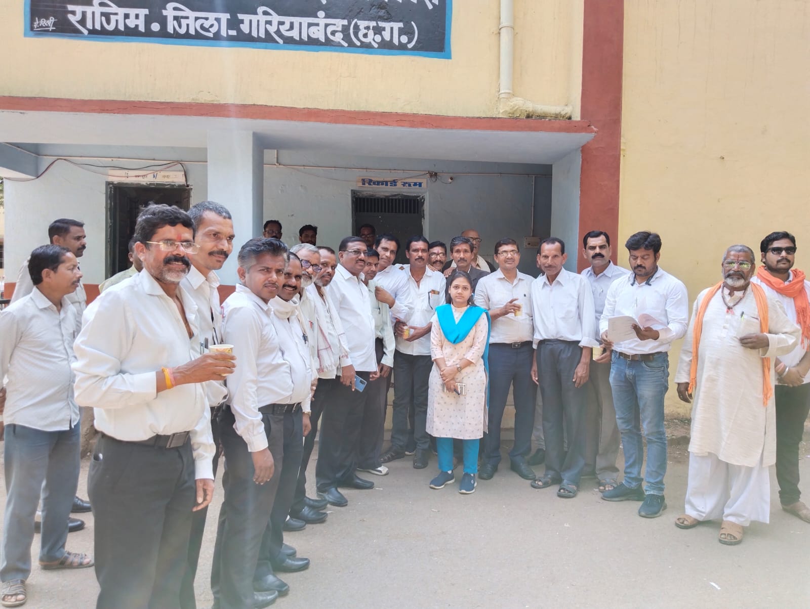तहसीलदार को हटाने के आश्वासन पर अधिवक्ता संघ की हड़ताल समाप्त तहसीलदार को हटाने के आश्वासन पर अधिवक्ता संघ की हड़ताल समाप्त