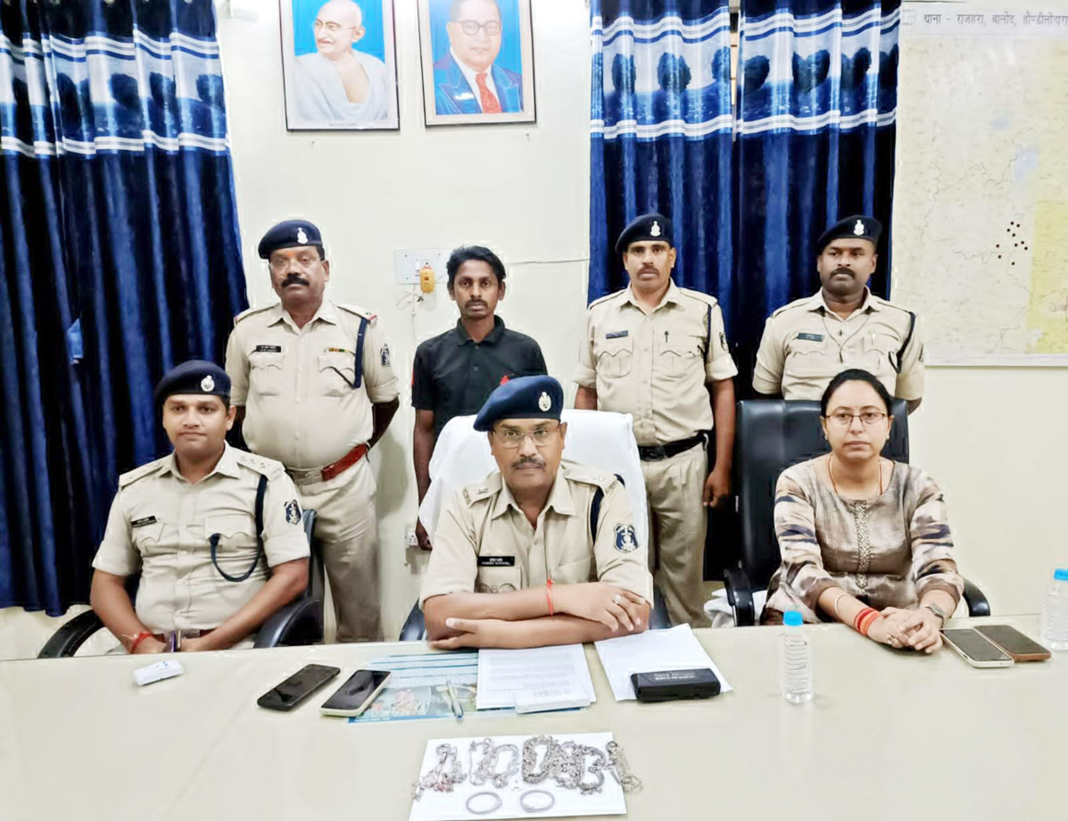नशे और पैसों की चाहत में ड्राइवर की पत्नी की हत्या, आरोपी गिरफ्तार नशे और पैसों की चाहत में ड्राइवर की पत्नी की हत्या, आरोपी गिरफ्तार
