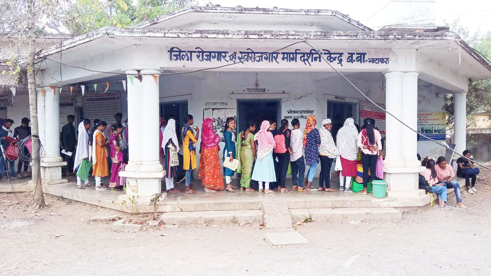 बेरोजगारी भत्ते की घोषणा के बाद रोजगार एवं अन्य कार्यालयों में भीड़ बेरोजगारी भत्ते की घोषणा के बाद रोजगार एवं अन्य कार्यालयों में भीड़