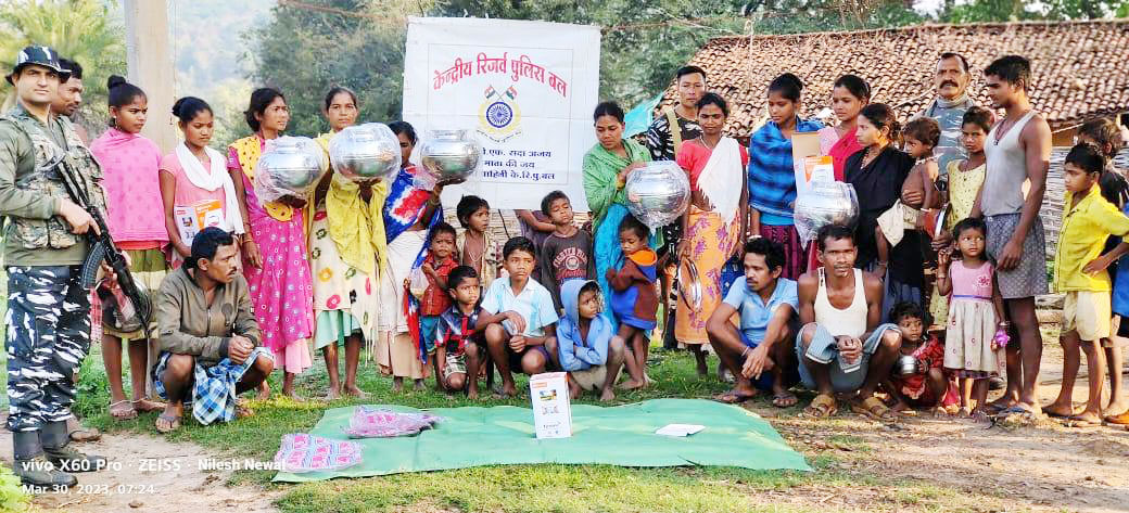सीआरपीएफ का सिविक एक्शन प्रोग्राम, ग्रामीणों को बांटे सामान सीआरपीएफ का सिविक एक्शन प्रोग्राम, ग्रामीणों को बांटे सामान