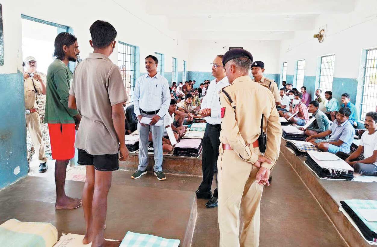 जिला जेल का निरीक्षण, बीमार बंदियों से ली स्वास्थ्य की जानकारी जिला जेल का निरीक्षण, बीमार बंदियों से ली स्वास्थ्य की जानकारी