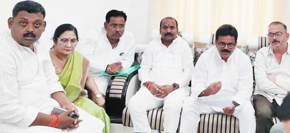 चोरों और घोटालोबाजों का पर्दाफाश करने पर भाजपा साध रही राहुल पर निशाना-अटल