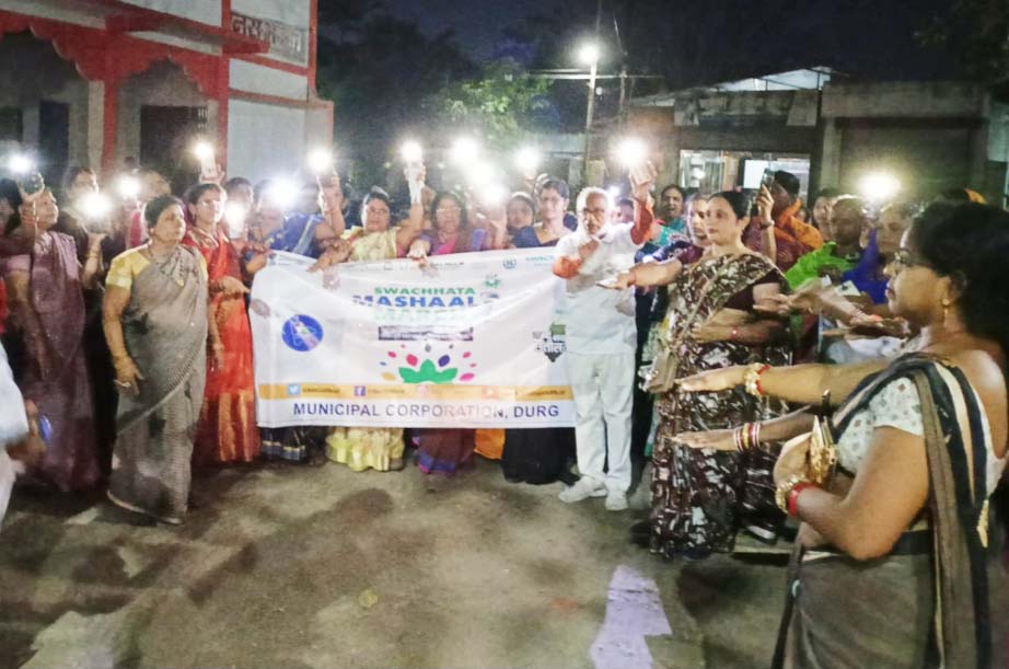 जनता में स्वच्छता की अलख जगाने निगम का मशाल जुलूस जनता में स्वच्छता की अलख जगाने निगम का मशाल जुलूस