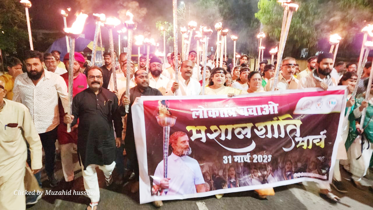 राहुल की सदस्यता रद्द करने के विरोध में कांग्रेस ने निकाली मशाल रैली