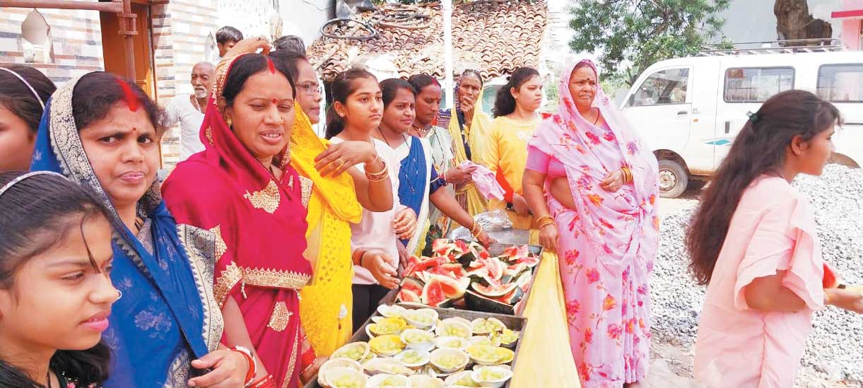 रामनवमी पर बांटे फलों के साथ नींबू पानी रामनवमी पर बांटे फलों के साथ नींबू पानी
