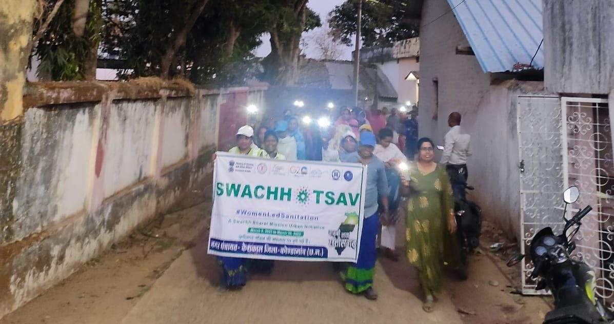 महिला सफाई कर्मियों ने हाथों में टॉर्च लेकर निकाली स्वच्छता रैली महिला सफाई कर्मियों ने हाथों में टॉर्च लेकर निकाली स्वच्छता रैली