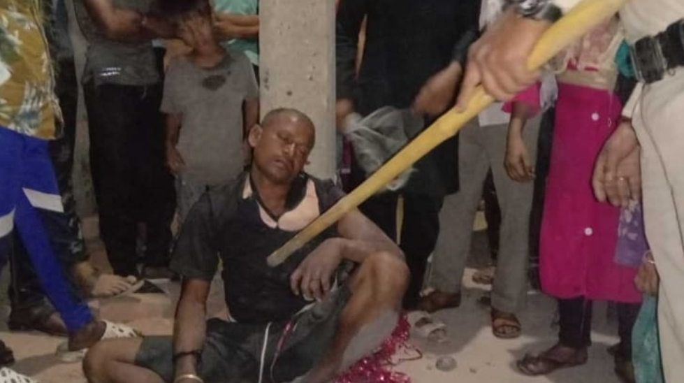 बच्चा चोरी के शक में युवक की बिजली खंभे से बांधकर पिटाई, पुलिस ने बचाई जान