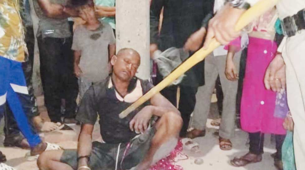 बच्चा चोरी के शक में युवक की बिजली खंभे से बांधकर पिटाई, पुलिस ने बचाई जान