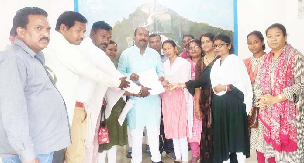 वेतन विसंगति को लेकर शिक्षकों ने सौंपा ज्ञापन