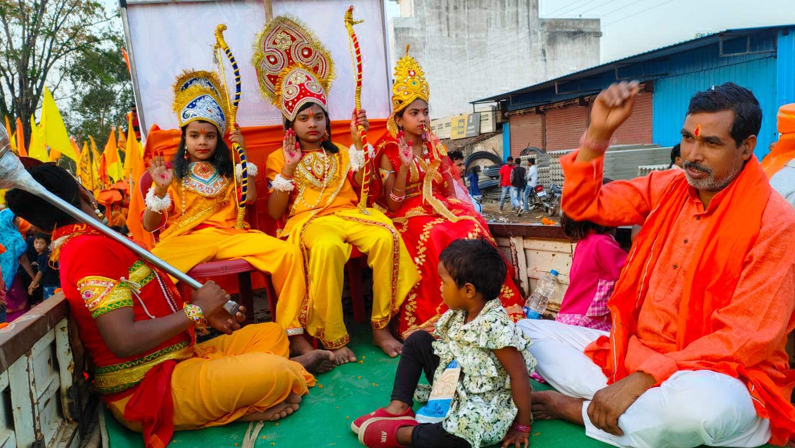 पंचमुखी हनुमान मंदिर से राम-जानकी शोभायात्रा निकाली 