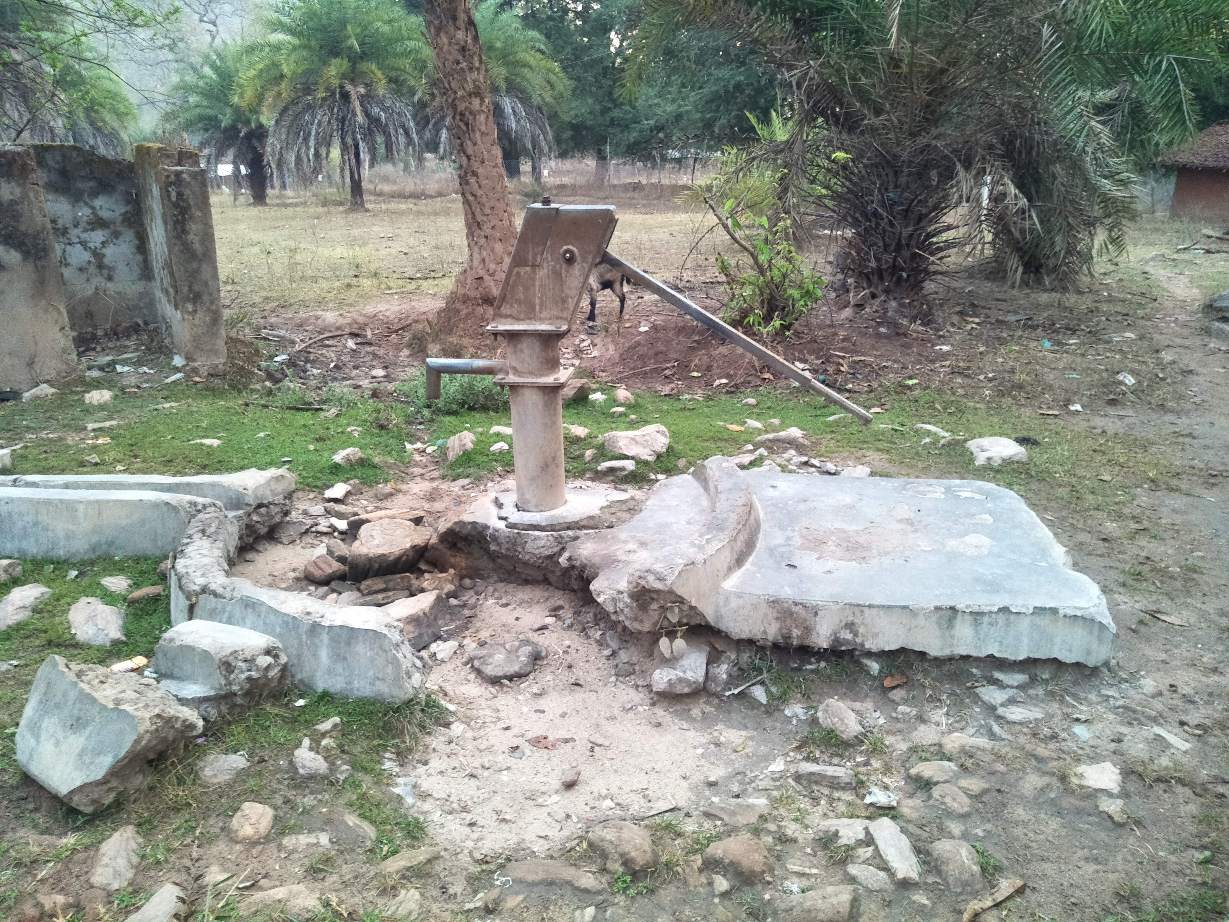 माहभर से हैंडपंप खराब, ग्रामीण हलाकान माहभर से हैंडपंप खराब, ग्रामीण हलाकान